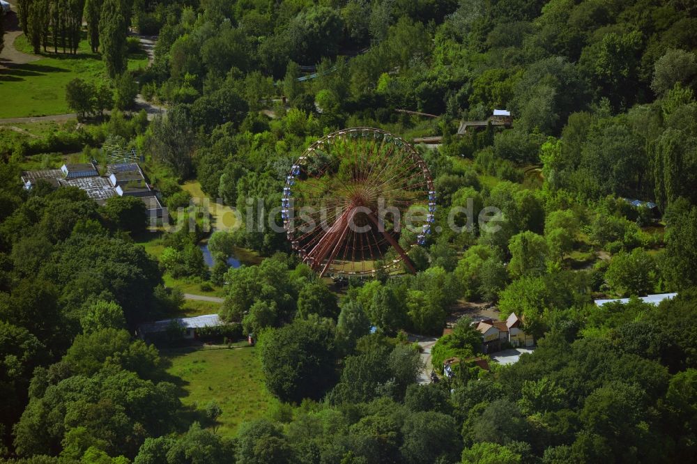 Luftaufnahme Berlin - Gelände des verfallenen, ehemaligen Vergnügungspark Spreepark / Kulturpark Plänterwald im Bezirk Treptow-Köpenick von Berlin