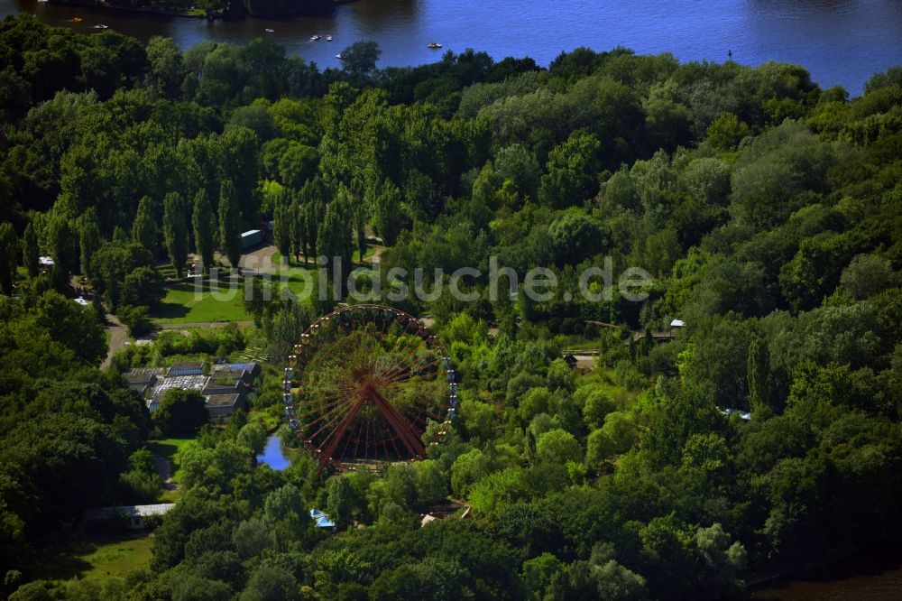 Berlin von oben - Gelände des verfallenen, ehemaligen Vergnügungspark Spreepark / Kulturpark Plänterwald im Bezirk Treptow-Köpenick von Berlin