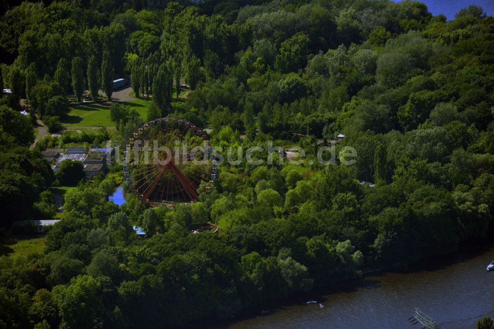 Berlin aus der Vogelperspektive: Gelände des verfallenen, ehemaligen Vergnügungspark Spreepark / Kulturpark Plänterwald im Bezirk Treptow-Köpenick von Berlin