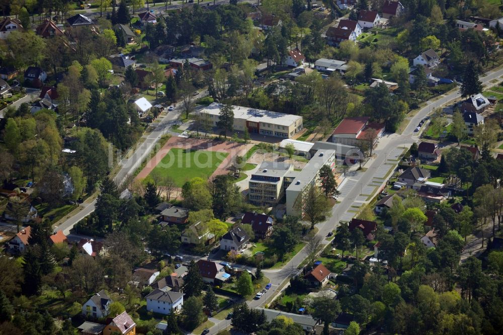 Falkensee aus der Vogelperspektive: Gelände des Vicco-von-Bülow Gymnasium und des TSV Turn und Sportverein Falkensee e.V. an der Rathenaustraße in Falkensee im Bundesland Brandenburg