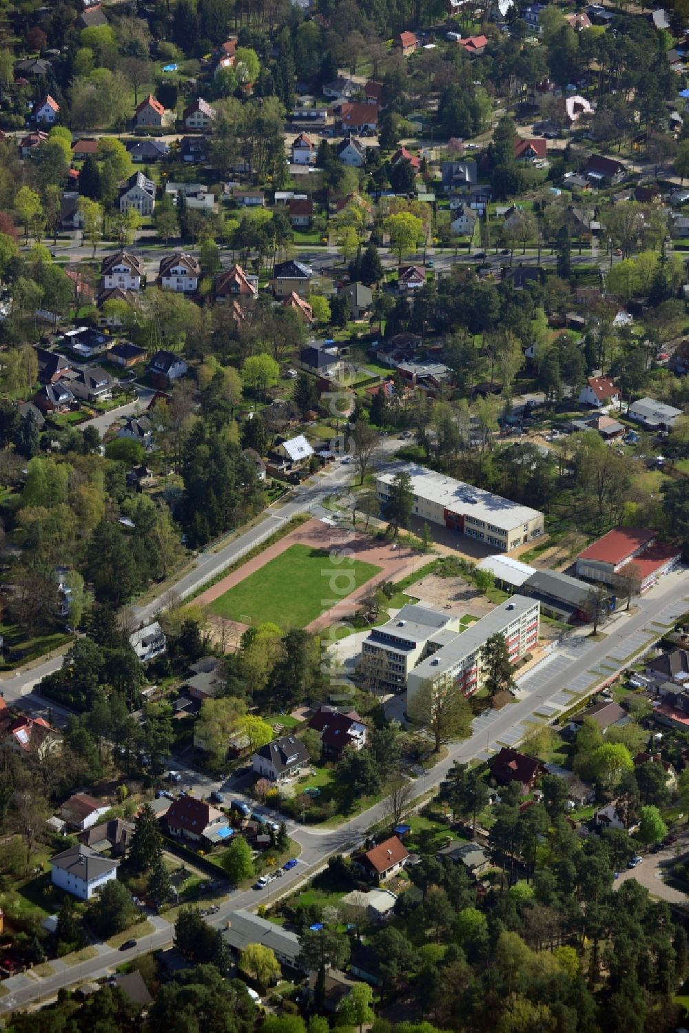 Falkensee von oben - Gelände des Vicco-von-Bülow Gymnasium und des TSV Turn und Sportverein Falkensee e.V. an der Rathenaustraße in Falkensee im Bundesland Brandenburg