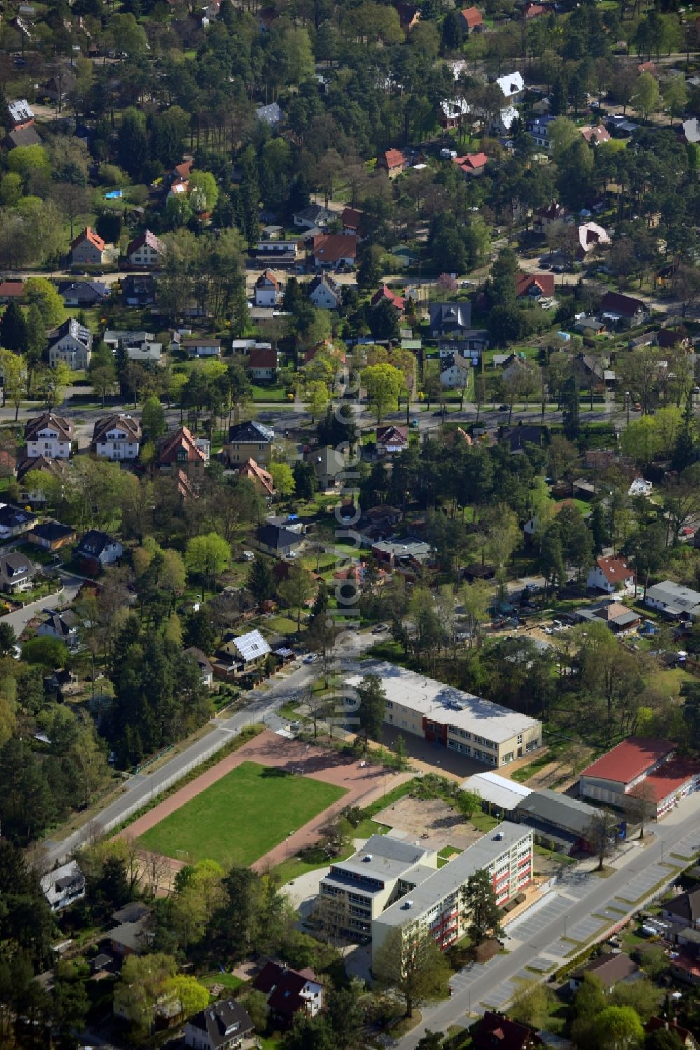 Falkensee aus der Vogelperspektive: Gelände des Vicco-von-Bülow Gymnasium und des TSV Turn und Sportverein Falkensee e.V. an der Rathenaustraße in Falkensee im Bundesland Brandenburg