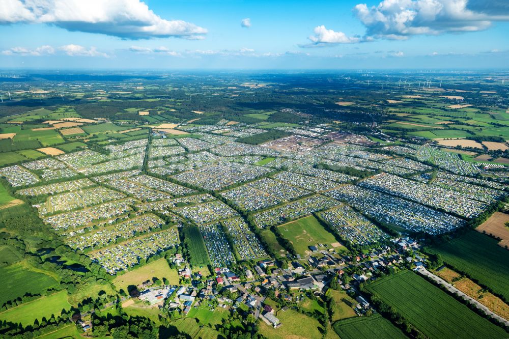 Wacken aus der Vogelperspektive: Gelände des Wacken Musik- Festival in Wacken im Bundesland Schleswig-Holstein, Deutschland