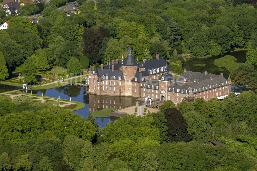 Isselburg aus der Vogelperspektive: Gelände des Wasserschloss Burg Anhalt bei Isselburg in Nordrhein-Westfalen