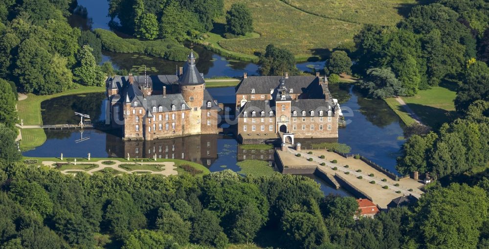 Isselburg aus der Vogelperspektive: Gelände des Wasserschloss Burg Anhalt bei Isselburg in Nordrhein-Westfalen