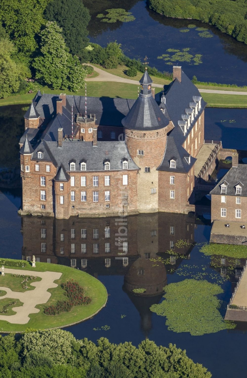 Luftaufnahme Isselburg - Gelände des Wasserschloss Burg Anhalt bei Isselburg in Nordrhein-Westfalen