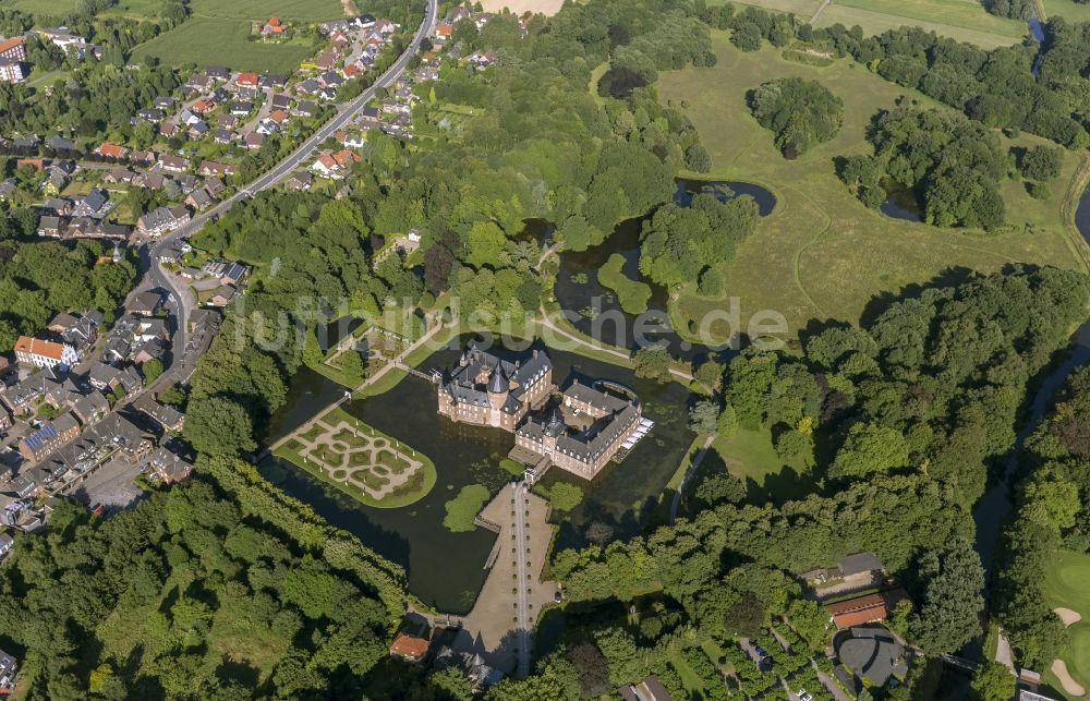 Isselburg aus der Vogelperspektive: Gelände des Wasserschloss Burg Anhalt bei Isselburg in Nordrhein-Westfalen