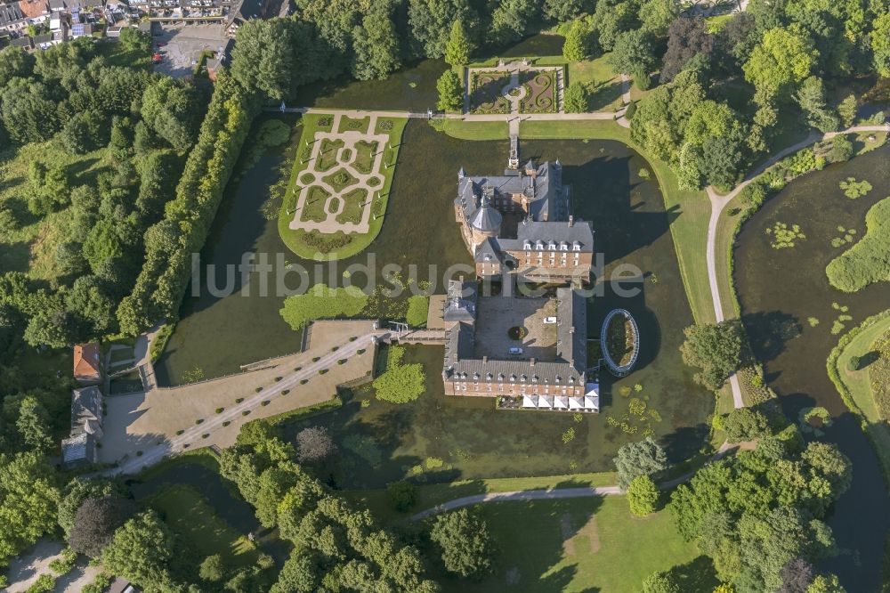 Isselburg aus der Vogelperspektive: Gelände des Wasserschloss Burg Anhalt bei Isselburg in Nordrhein-Westfalen