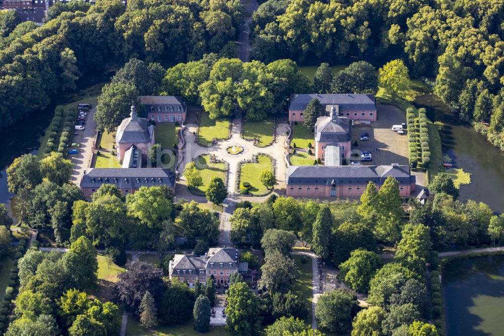 Mönchengladbach Wickrath aus der Vogelperspektive: Gelände des Wasserschloß Schloss Wickrath im gleichnamigen Stadtteil von Mönchengladbach im Bundesland Nordrhein-Westfalen