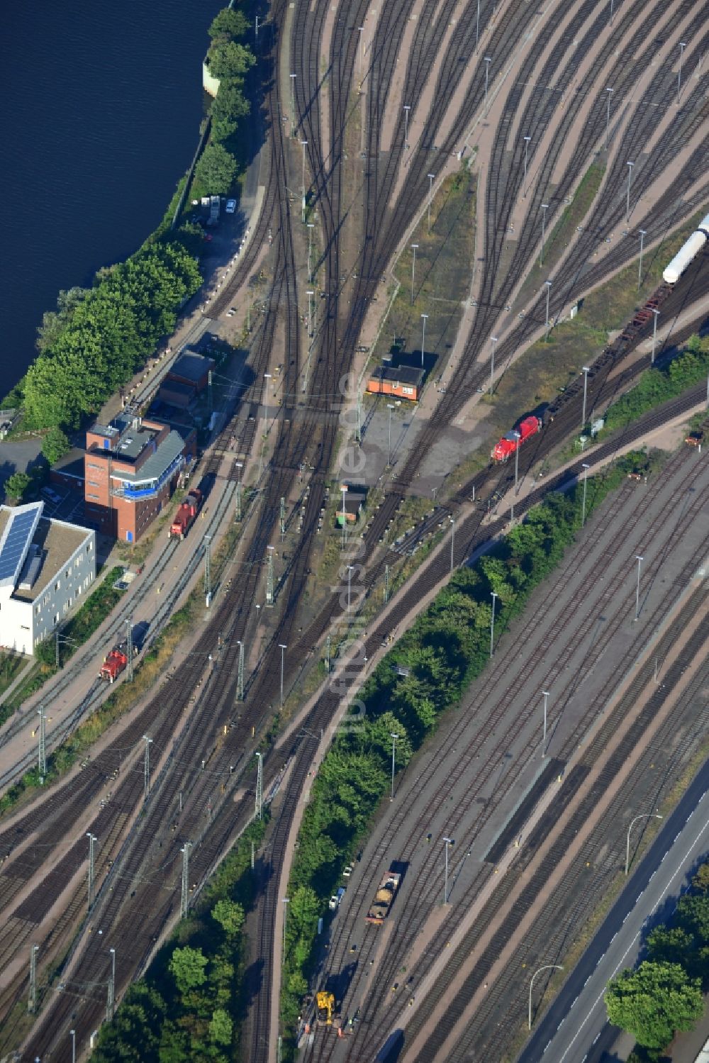 Luftbild Hamburg - Gelände und Weichen - Stellwerk des Rangier - Bahnhofes für den Güterverkehr am Veddeler Damm am Spreehafen in Hamburg