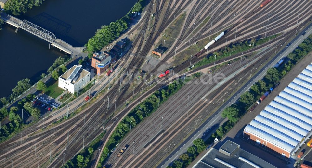 Hamburg von oben - Gelände und Weichen - Stellwerk des Rangier - Bahnhofes für den Güterverkehr am Veddeler Damm am Spreehafen in Hamburg