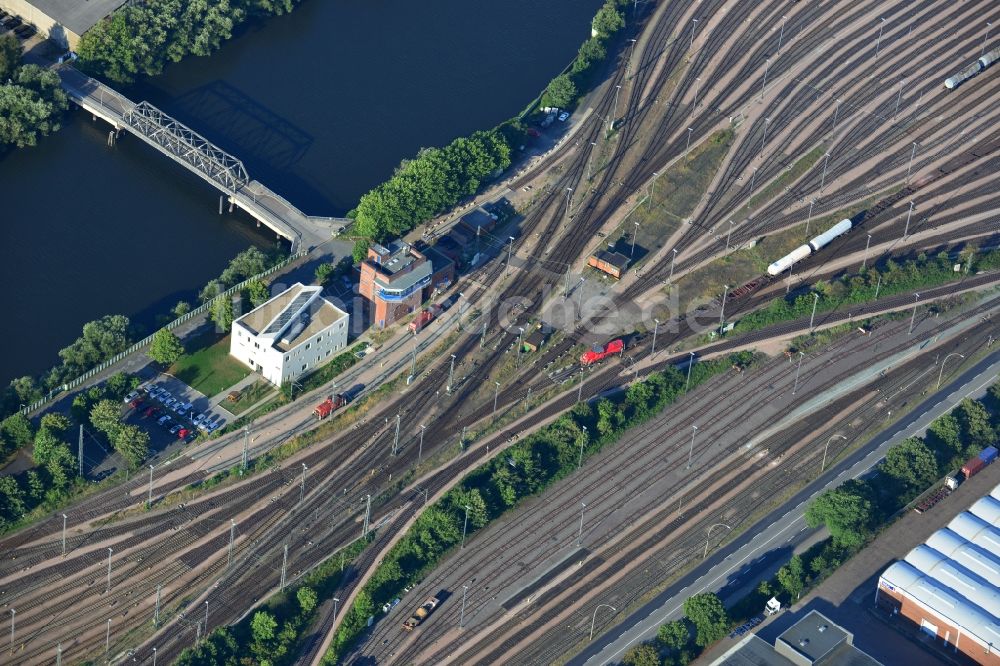 Hamburg aus der Vogelperspektive: Gelände und Weichen - Stellwerk des Rangier - Bahnhofes für den Güterverkehr am Veddeler Damm am Spreehafen in Hamburg