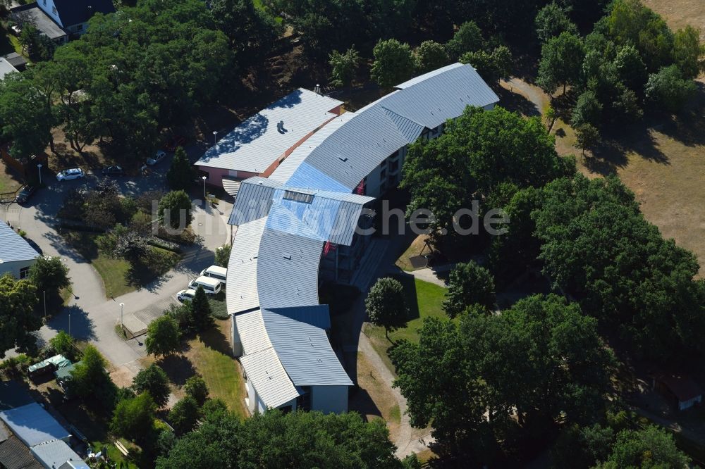 Beetzendorf von oben - Gelände Wohnheim - Gebäude Caritaswohnheim Friedrich Lorenz in Beetzendorf im Bundesland Sachsen-Anhalt, Deutschland