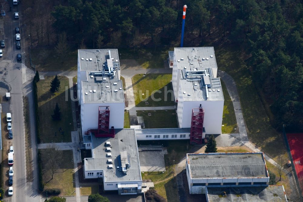 Berlin aus der Vogelperspektive: Gelände Wohnheim - Gebäude an der Waldstraße im Ortsteil Grünau in Berlin, Deutschland