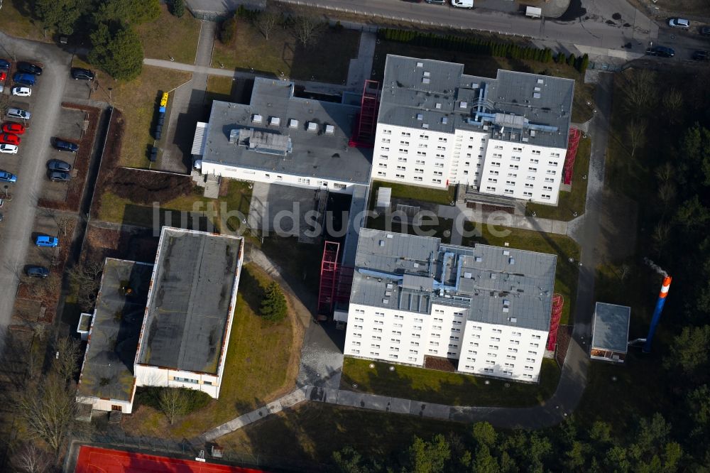 Luftaufnahme Berlin - Gelände Wohnheim - Gebäude an der Waldstraße im Ortsteil Grünau in Berlin, Deutschland