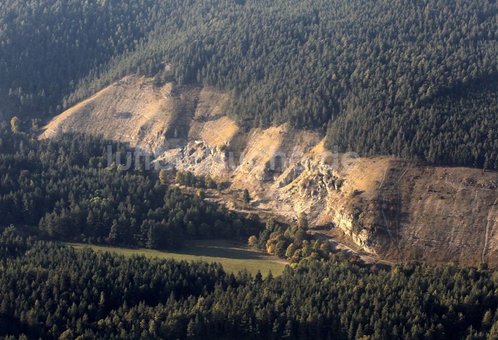 Luftbild Crawinkel - Geländeeinschnitt des Felsmassives der Ohrdrufer Platte bei Crawinkel im Bundesland Thüringen