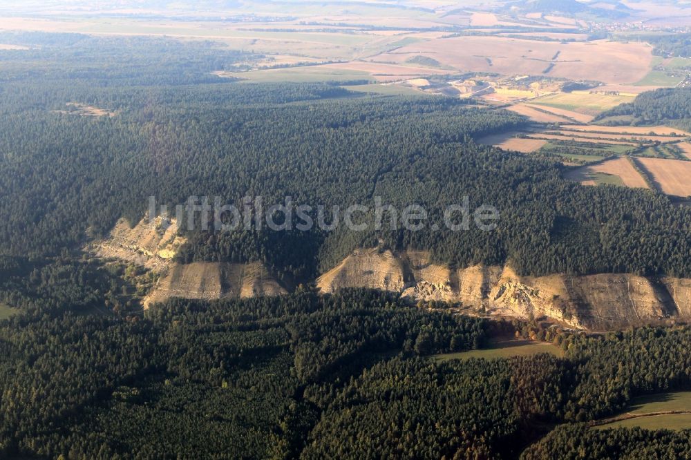 Luftaufnahme Crawinkel - Geländeeinschnitt des Felsmassives der Ohrdrufer Platte bei Crawinkel im Bundesland Thüringen