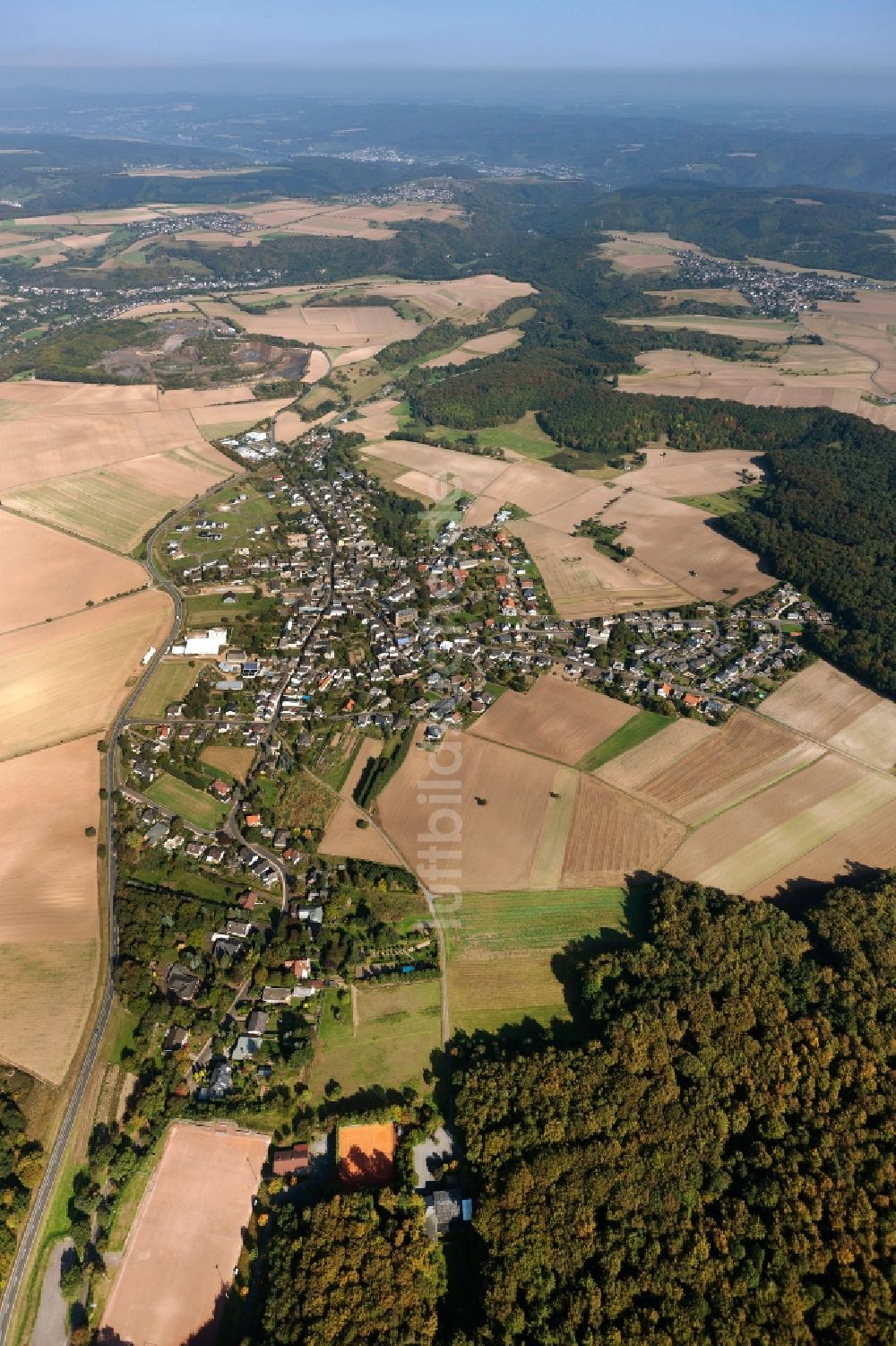 Wassenach aus der Vogelperspektive: Gemeindeansicht von Wassenach im Bundesland Rheinland-Pfalz