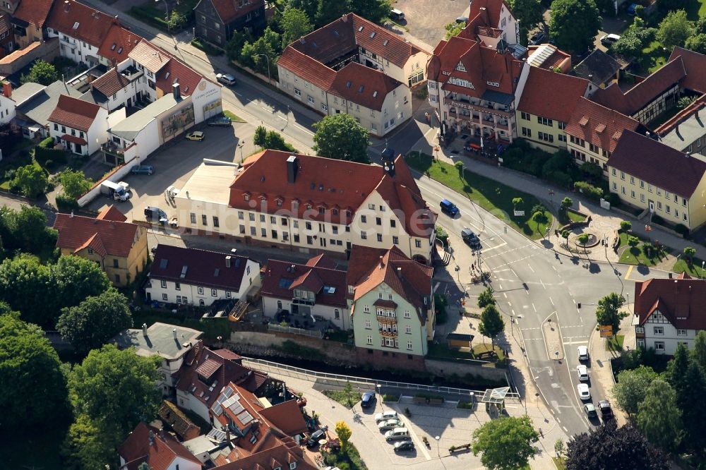 Luftaufnahme Georgenthal-Thüringer Wald - Gemeindeverwaltung und Hotel Deutscher Hof in Georgenthal-Thüringer Wald im Bundesland Thüringen