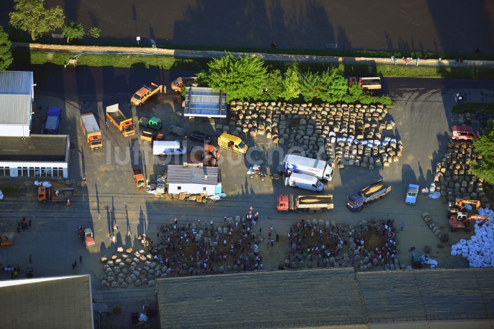 Magdeburg von oben - Gemeinschaftliche Befüllung / Füllung von Sandsäcken auf einem Gewerbehof an der Werner-Heisenberg-Straße zur Vorbereitung auf Hochwasserschutz am Ufer der Elbe in Magdeburg im Bundesland Sachsen-Anhalt