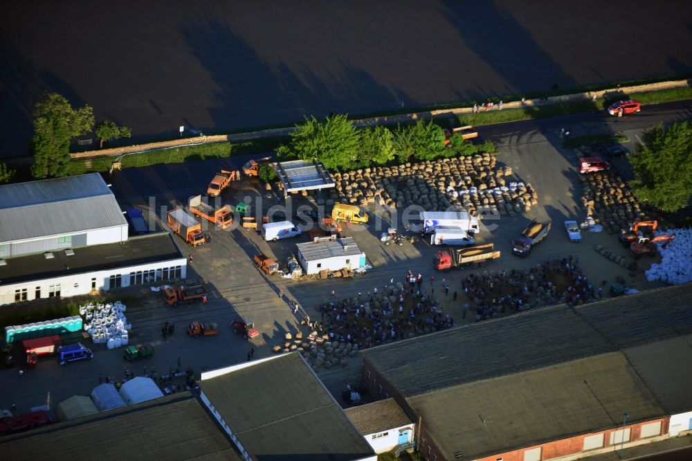 Magdeburg von oben - Gemeinschaftliche Befüllung / Füllung von Sandsäcken auf einem Gewerbehof an der Werner-Heisenberg-Straße zur Vorbereitung auf Hochwasserschutz am Ufer der Elbe in Magdeburg im Bundesland Sachsen-Anhalt