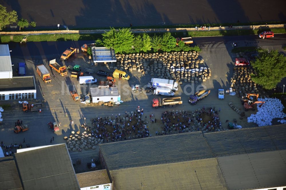 Magdeburg aus der Vogelperspektive: Gemeinschaftliche Befüllung / Füllung von Sandsäcken auf einem Gewerbehof an der Werner-Heisenberg-Straße zur Vorbereitung auf Hochwasserschutz am Ufer der Elbe in Magdeburg im Bundesland Sachsen-Anhalt