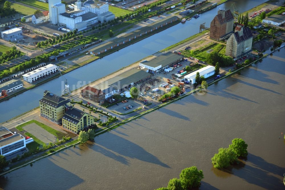 Magdeburg von oben - Gemeinschaftliche Befüllung / Füllung von Sandsäcken auf einem Gewerbehof an der Werner-Heisenberg-Straße zur Vorbereitung auf Hochwasserschutz am Ufer der Elbe in Magdeburg im Bundesland Sachsen-Anhalt