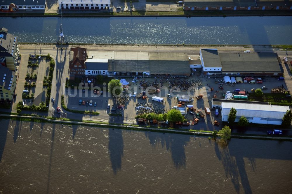 Magdeburg aus der Vogelperspektive: Gemeinschaftliche Befüllung / Füllung von Sandsäcken auf einem Gewerbehof an der Werner-Heisenberg-Straße zur Vorbereitung auf Hochwasserschutz am Ufer der Elbe in Magdeburg im Bundesland Sachsen-Anhalt