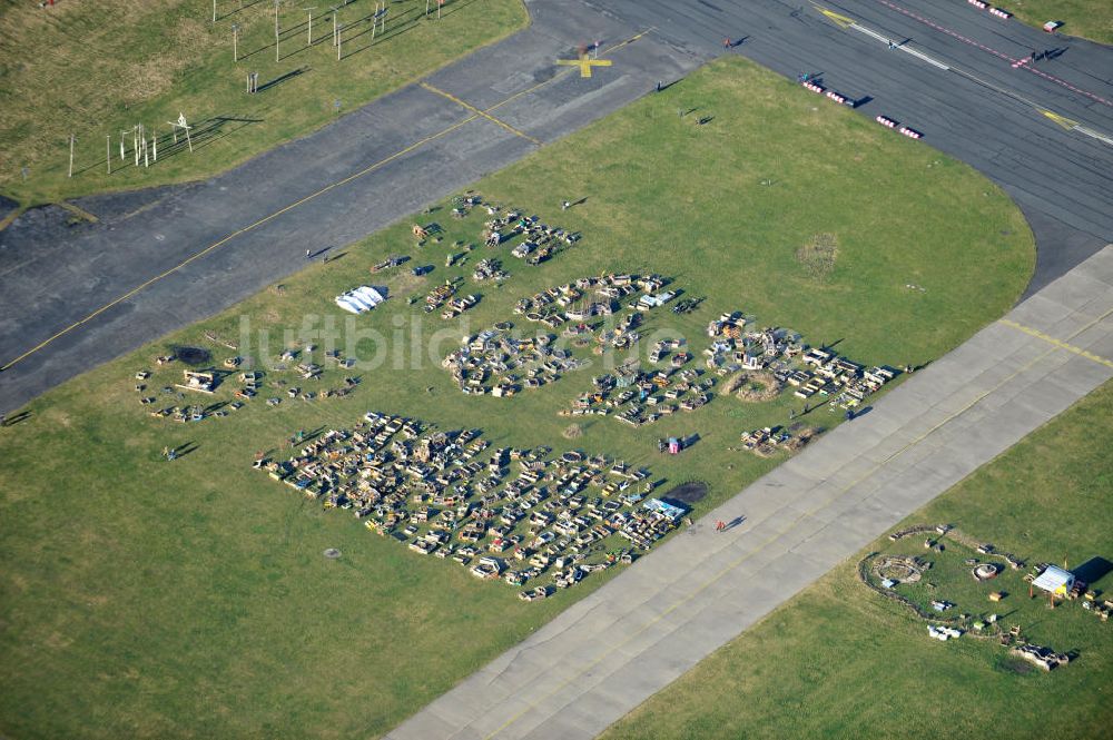 Luftbild Berlin - Gemeinschaftsgärten auf dem ehemaligen Flughafen Tempelhof in Berlin