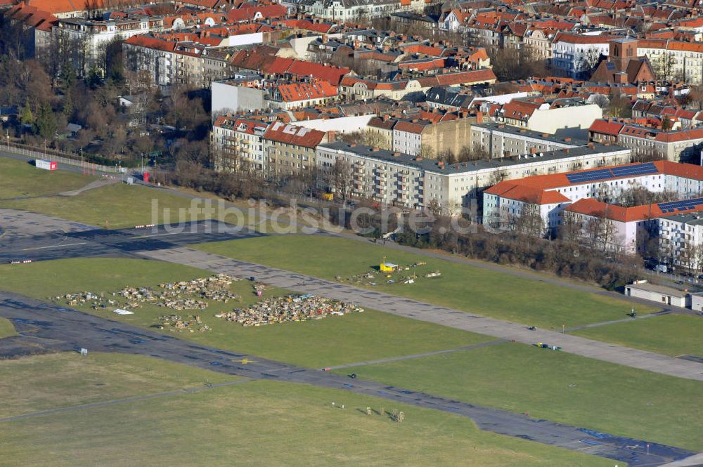 Luftaufnahme Berlin - Gemeinschaftsgärten auf dem ehemaligen Flughafen Tempelhof in Berlin