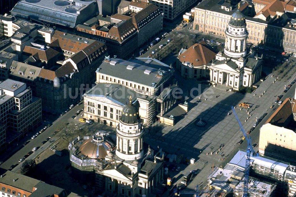 Berlin von oben - Gendarmenmarkt mit dem Deutschen Dom (li) und dem Französischen Dom (re