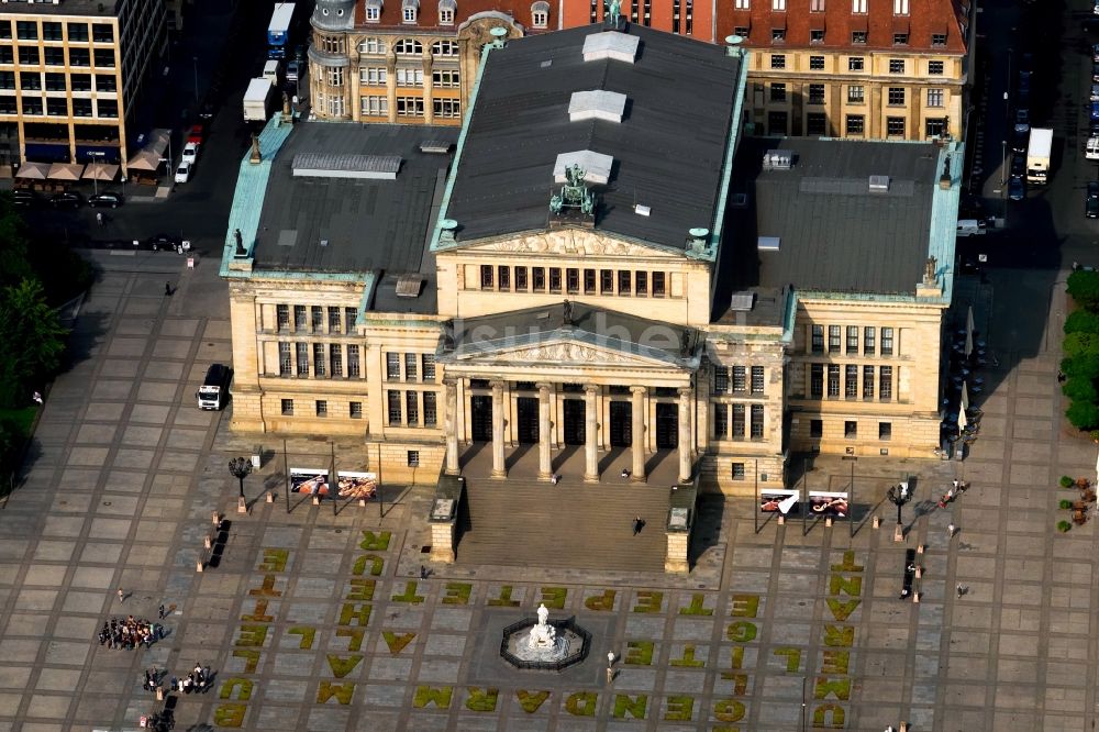 Berlin aus der Vogelperspektive: Gendarmenmarkt mit dem Französischen Dom in Berlin Mitte