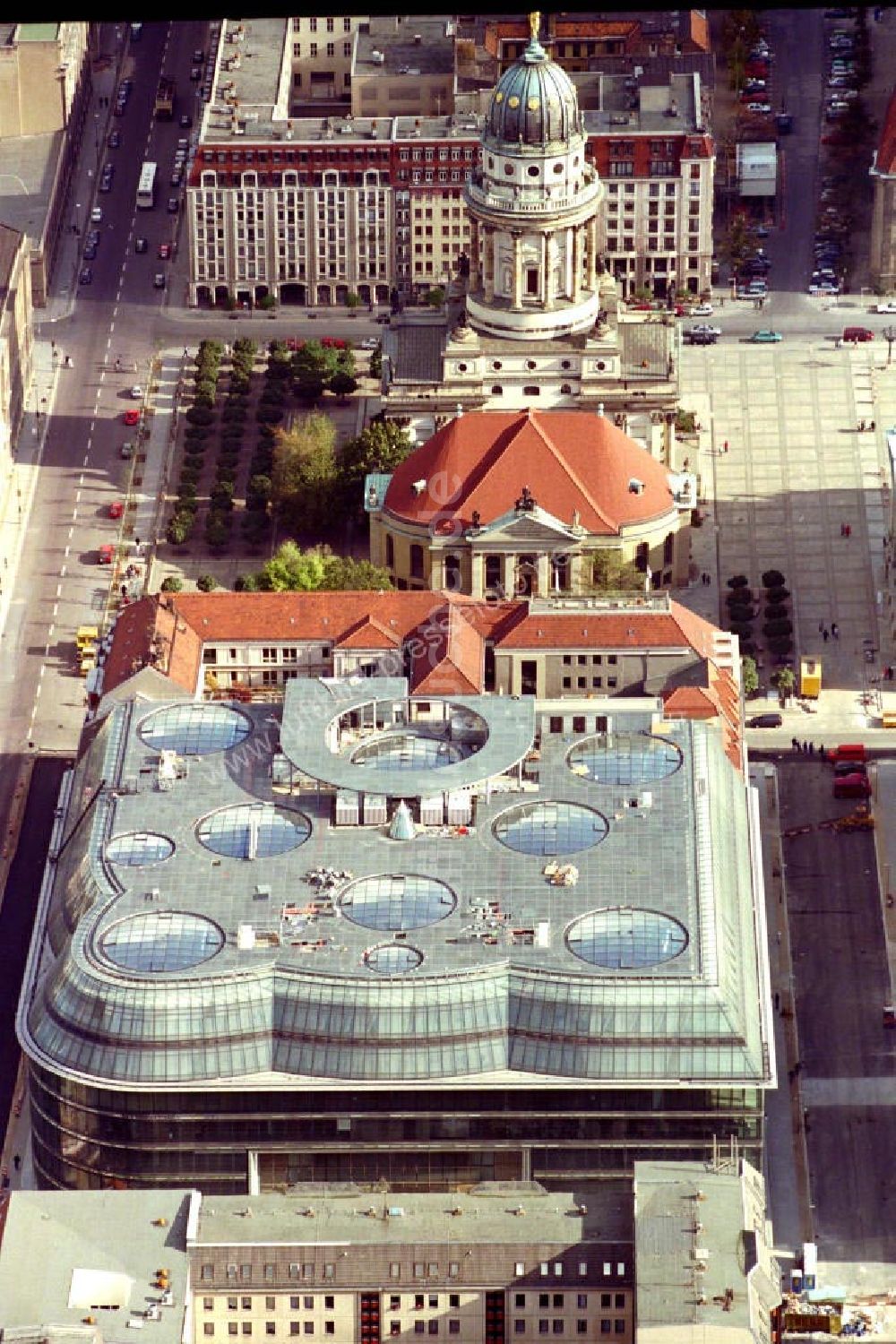 Luftaufnahme Berlin - Gendarmenmarkt in der Friedrichsstrasse in Berlin Mitte mit Blick auf die Galeries Lafayette. Datum: 1995