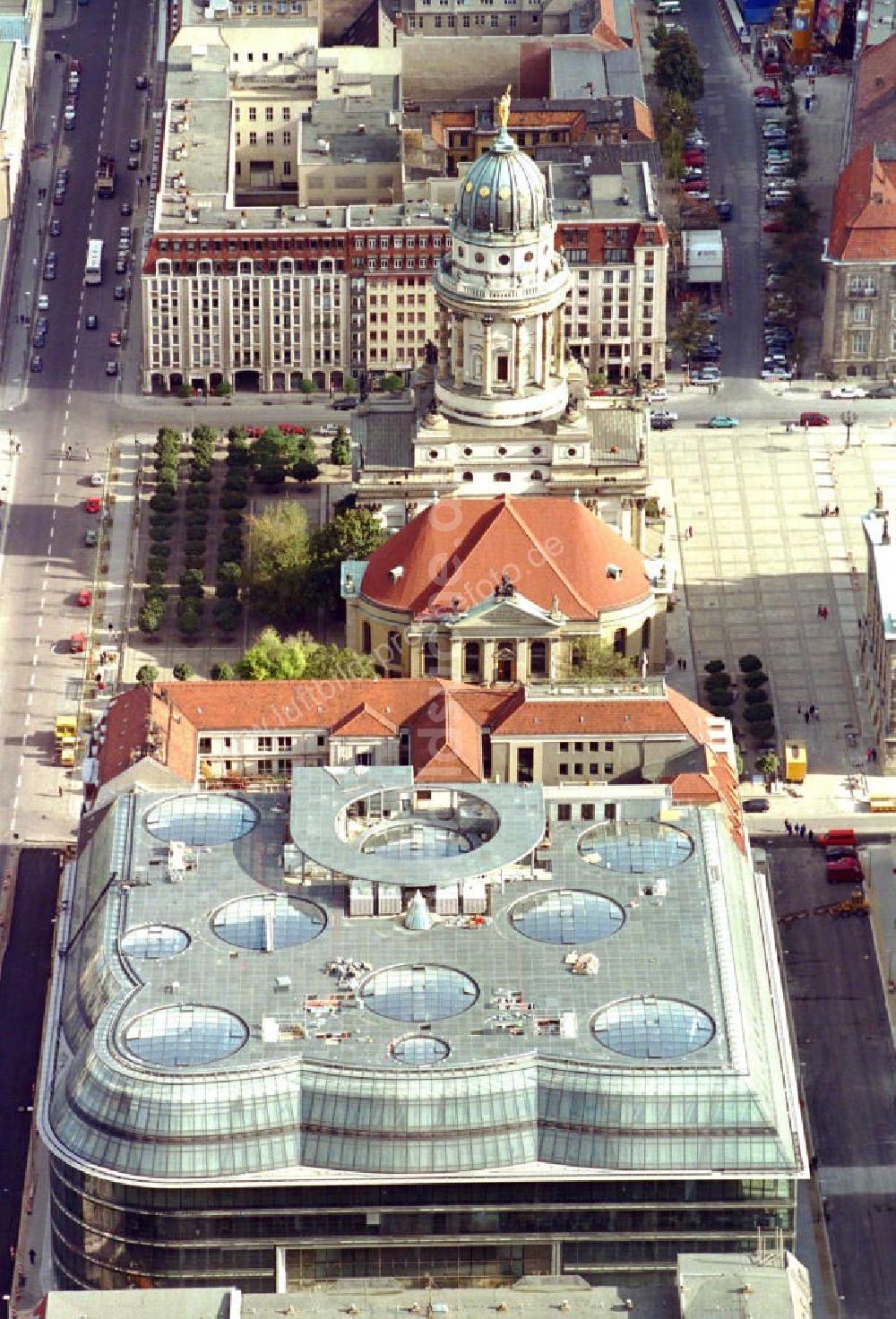 Berlin von oben - Gendarmenmarkt in der Friedrichsstrasse in Berlin Mitte mit Blick auf die Galeries Lafayette. Datum: 1995