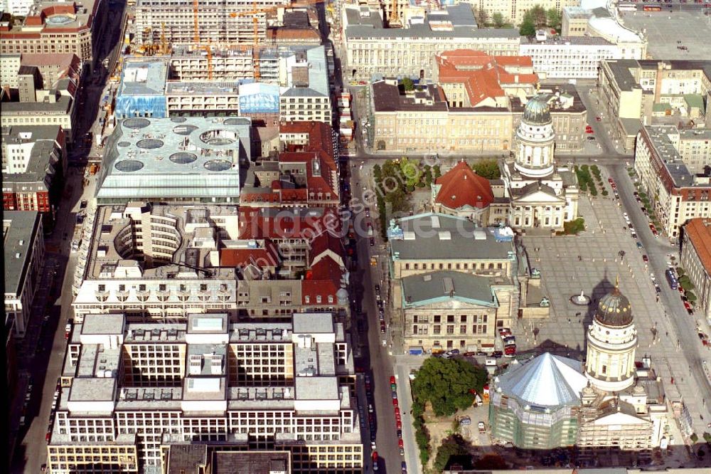 Berlin aus der Vogelperspektive: Gendarmenmarkt in der Friedrichsstrasse in Berlin Mitte mit Blick auf die Galeries Lafayette. Datum: 1995