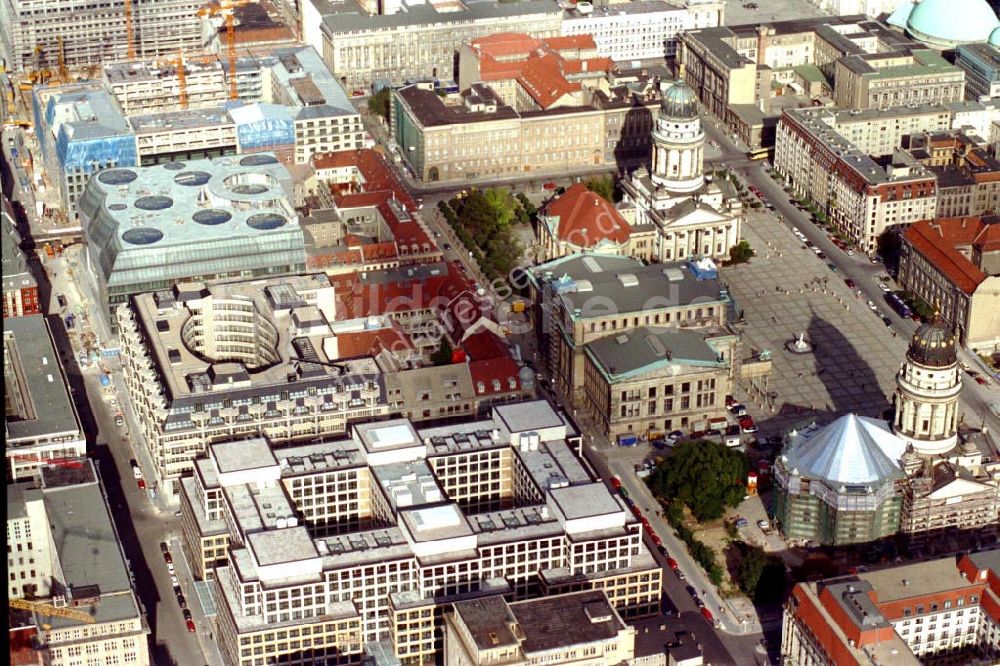 Luftbild Berlin - Gendarmenmarkt in der Friedrichsstrasse in Berlin Mitte mit Blick auf die Galeries Lafayette. Datum: 1995