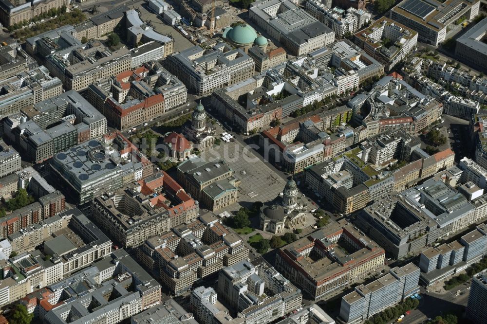 Luftbild Berlin - Gendarmenmarkt mit dem Gebäude- Ensemble Deutscher und Französischer Dom, Schauspielhaus in Berlin Mitte