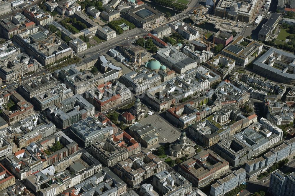 Luftaufnahme Berlin - Gendarmenmarkt mit dem Gebäude- Ensemble Deutscher und Französischer Dom, Schauspielhaus in Berlin Mitte