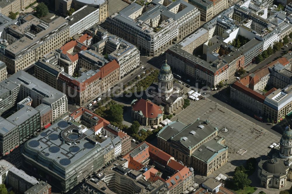 Berlin von oben - Gendarmenmarkt mit dem Gebäude- Ensemble Deutscher und Französischer Dom, Schauspielhaus in Berlin Mitte