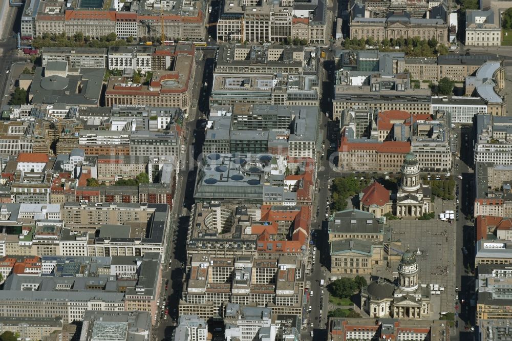 Luftaufnahme Berlin - Gendarmenmarkt mit dem Gebäude- Ensemble Deutscher und Französischer Dom, Schauspielhaus in Berlin Mitte