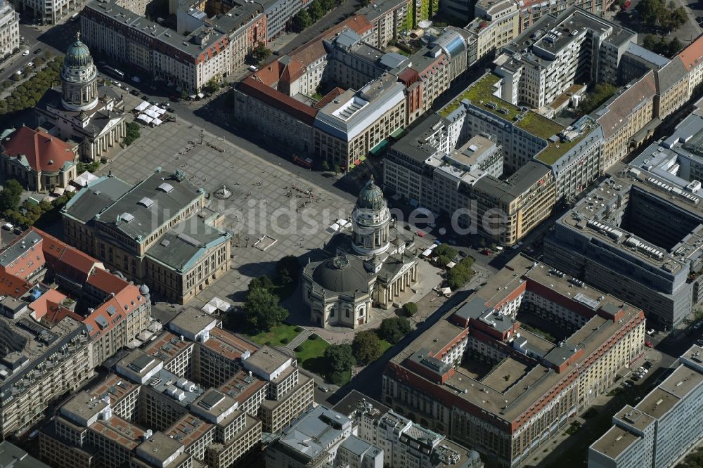 Berlin von oben - Gendarmenmarkt mit dem Gebäude- Ensemble Deutscher und Französischer Dom, Schauspielhaus in Berlin Mitte