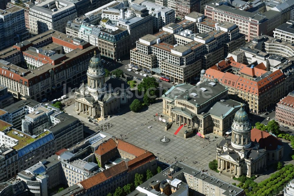 Berlin aus der Vogelperspektive: Gendarmenmarkt mit dem Gebäude- Ensemble Deutscher und Französischer Dom, Schauspielhaus in Berlin Mitte