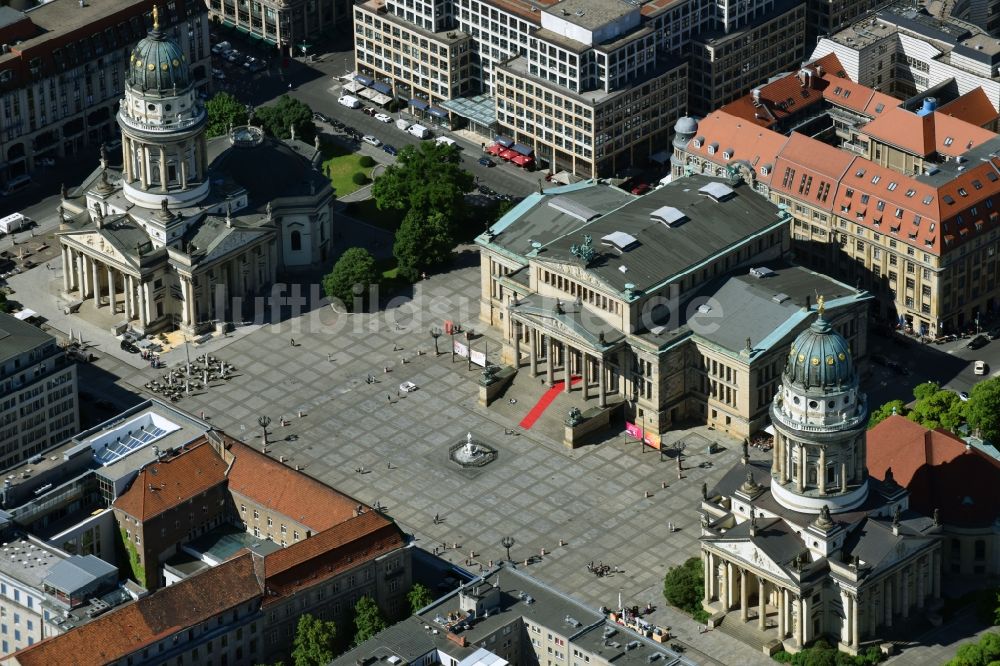 Luftbild Berlin - Gendarmenmarkt mit dem Gebäude- Ensemble Deutscher und Französischer Dom, Schauspielhaus in Berlin Mitte