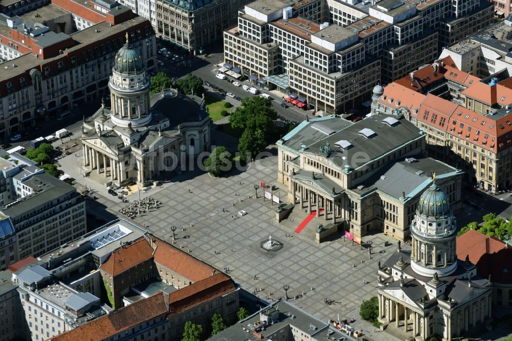 Luftaufnahme Berlin - Gendarmenmarkt mit dem Gebäude- Ensemble Deutscher und Französischer Dom, Schauspielhaus in Berlin Mitte