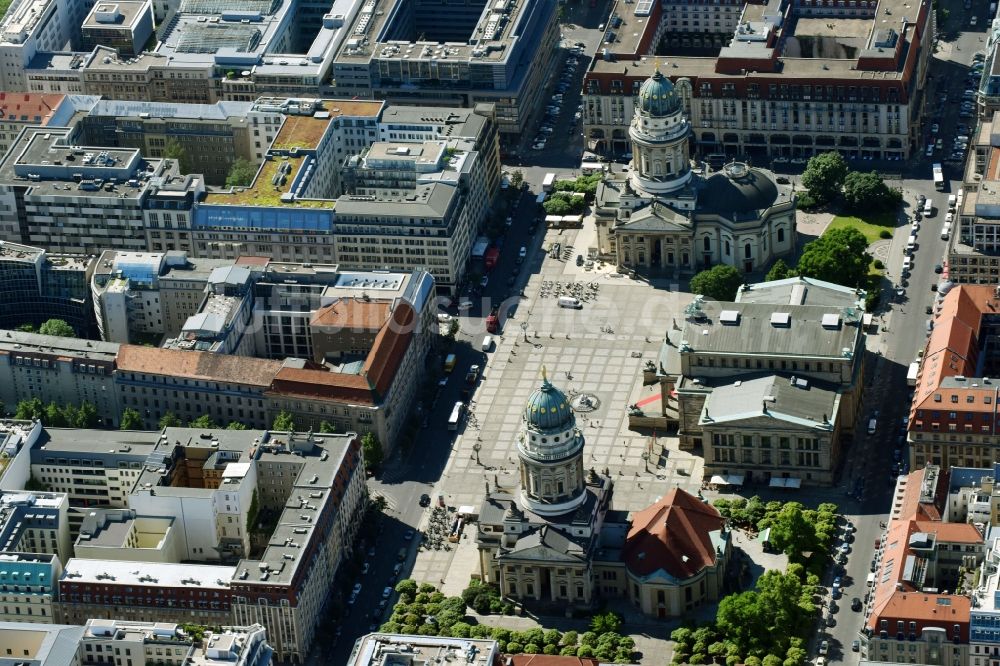 Berlin von oben - Gendarmenmarkt mit dem Gebäude- Ensemble Deutscher und Französischer Dom, Schauspielhaus in Berlin Mitte