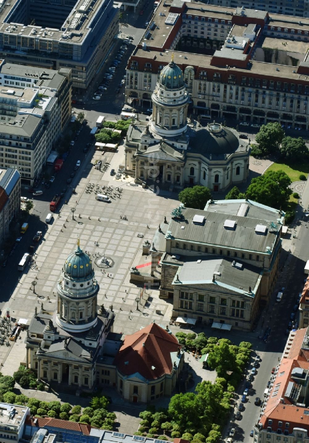 Berlin aus der Vogelperspektive: Gendarmenmarkt mit dem Gebäude- Ensemble Deutscher und Französischer Dom, Schauspielhaus in Berlin Mitte