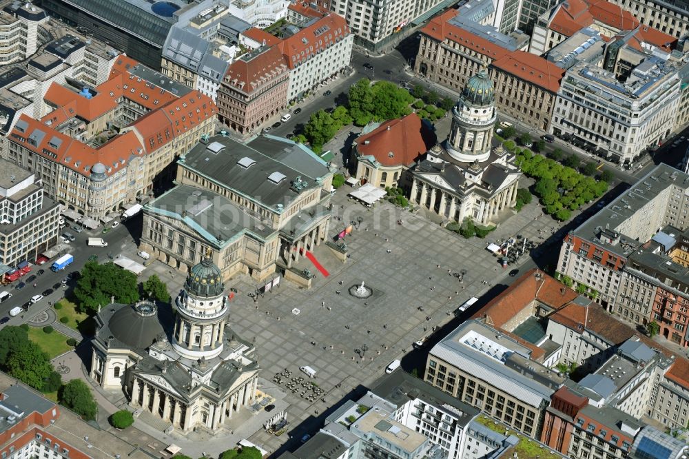 Luftbild Berlin - Gendarmenmarkt mit dem Gebäude- Ensemble Deutscher und Französischer Dom, Schauspielhaus in Berlin Mitte