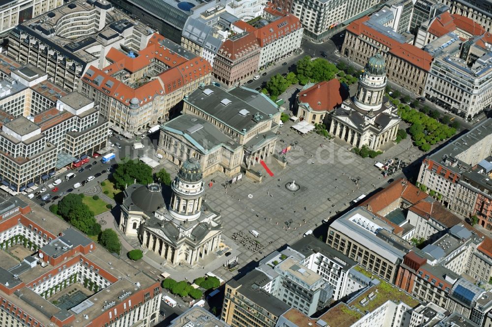 Luftaufnahme Berlin - Gendarmenmarkt mit dem Gebäude- Ensemble Deutscher und Französischer Dom, Schauspielhaus in Berlin Mitte