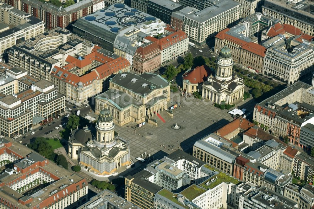 Berlin von oben - Gendarmenmarkt mit dem Gebäude- Ensemble Deutscher und Französischer Dom, Schauspielhaus in Berlin Mitte