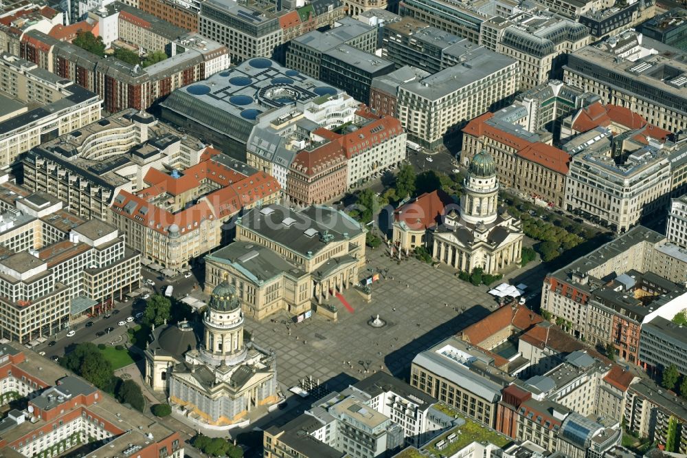 Berlin aus der Vogelperspektive: Gendarmenmarkt mit dem Gebäude- Ensemble Deutscher und Französischer Dom, Schauspielhaus in Berlin Mitte